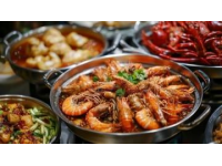 開(kāi)封夜市是中國(guó)著名的美食聚集地，以其豐富多樣的小吃聞名