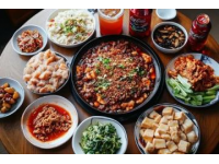 成都美食豐富多樣，既有麻辣鮮香的川菜，也有精致可口的小吃