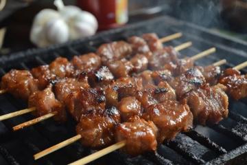 八種瘦肉經(jīng)典美味做法全揭秘：從鯽魚豆腐到烤肉串，一網(wǎng)打盡家庭聚餐必備！
