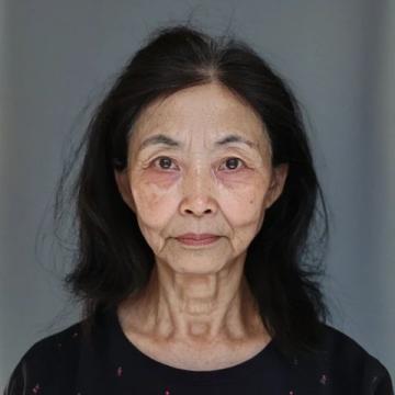 這位大媽已經(jīng)六十七歲，來(lái)自四川的成都，在我們附近美食城干服務(wù)員