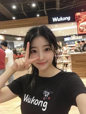 高圓圓佛山行：閨蜜相伴，松弛感穿搭迷倒眾人
