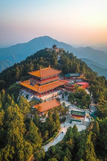 在中國的廣袤大地上，隱藏著許多人間仙境，其中之一就是位于湖北省十堰市的武當(dāng)山