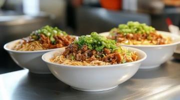 云南美食之旅：過(guò)橋米線、汽鍋雞與野生菌宴不容錯(cuò)過(guò)