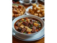內(nèi)蒙古美食豐富多樣，既有肉類主食，也有特色小吃與飲品。