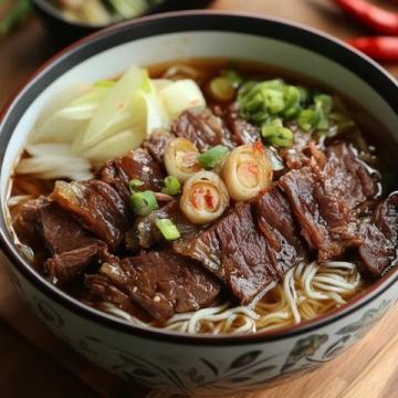 蘭州牛肉面，又稱蘭州拉面，是中國(guó)甘肅省蘭州市的傳統(tǒng)特色面食
