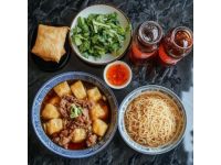桂林特色美食指南：米粉、糍粑、啤酒魚與扣肉，小吃酸嘢與桂花糕的味蕾之旅