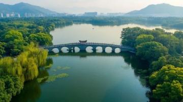 無(wú)錫是一座充滿江南水鄉(xiāng)風(fēng)情和歷史文化的城市，有太湖第一名勝黿頭渚、88米高的靈山