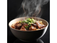 徐崢在2009年斥資200萬于上海徐匯區(qū)開設(shè)高端牛肉面館，每碗面售價32元