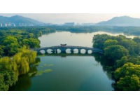 無錫是一座充滿江南水鄉(xiāng)風情和歷史文化的城市，有太湖第一名勝黿頭渚、88米高的靈山