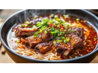 內(nèi)江牛肉面是四川省內(nèi)江市的特色傳統(tǒng)小吃，以其麻辣鮮香、