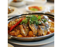 鹽城作為江蘇的魚(yú)米之鄉(xiāng)，其美食融合了江海特色與地方文化，既有傳統(tǒng)宴席的厚重