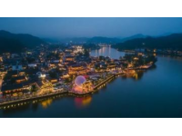 當(dāng)夜幕籠罩大地，龍?zhí)逗a頭瞬間化作歡樂的海洋,激昂的鼓聲響起之際