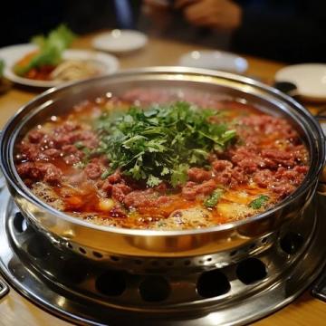 探索黔東南美食秘境：酸湯魚、腌魚、烤香豬與民族風(fēng)味之旅