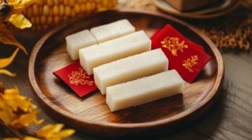 經(jīng)典中式美食:嫩豆腐配各式配料與調(diào)料的鐵板豆腐
