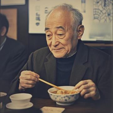 這個老頭經(jīng)常來我家蹭吃蹭喝，他就是我的老丈人，吃飯的時候總是不上桌