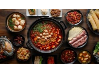 黑龍江省的美食種類豐富，既有傳統(tǒng)的東北菜系，又融合了俄羅斯等異域風(fēng)味