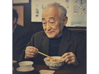 這個(gè)老頭經(jīng)常來我家蹭吃蹭喝，他就是我的老丈人，吃飯的時(shí)候總是不上桌