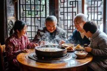合江老知青經(jīng)常聚會(huì)吃遍大小餐廳花錢不多卻成了美食家