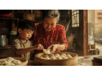 內(nèi)蒙古83歲母親15年風(fēng)雨無阻為56歲工地兒子送飯、包餃子與白酒相伴的深沉母愛
