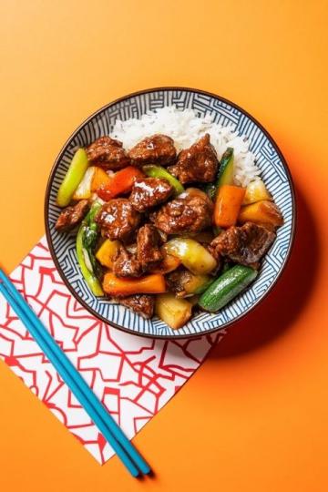 爆炒牛肉配米飯，鮮香辣味挑戰(zhàn)你的舌尖！