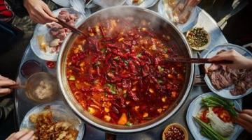 五道地道的重慶美食體驗(yàn)：火鍋、小面、酸辣粉、黔江雞雜與老蔭茶涼蝦的麻辣盛宴