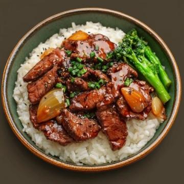 爆炒牛肉配米飯，鮮香辣味挑戰(zhàn)你的舌尖！