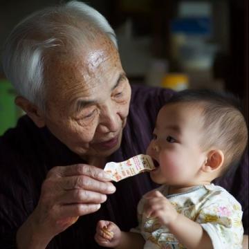 七八個(gè)月大寶寶背奶瓶幫爸出攤炒飯走紅網(wǎng)絡(luò)溫暖治愈