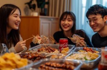 牛群搶食露營(yíng)美食，吳女士樂(lè)觀應(yīng)對(duì)引熱議