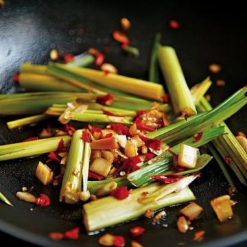 蔥香四溢：簡(jiǎn)易蔥油餅，三十分鐘成就經(jīng)典美味