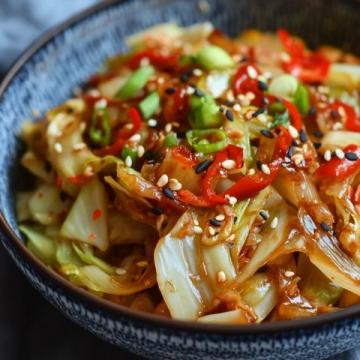 私房小炒圓白菜家常美味，營養(yǎng)滿分的秘密！