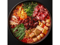 將各種食材放入大鍋，制作一道驚喜美食