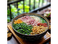 海南粉是海南省最具代表性的傳統(tǒng)小吃之一，尤以?？?、文昌等地的風味最為正宗