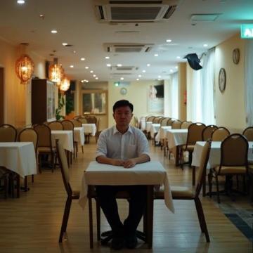 2010年，趙本山來(lái)梁天的梁家菜酒店吃飯，梁天一看本山大叔來(lái)了