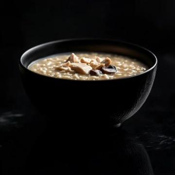 潮汕砂鍋粥以鮮香綿滑、米粒分明著稱，注重食材新鮮和火候掌控