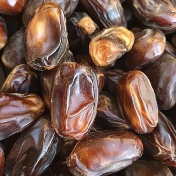 大家注意看，把紅棗倒進(jìn)滾燙的開(kāi)水中，出鍋就是一道特色美食，很多人都沒(méi)有吃過(guò)