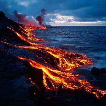 夏威夷大島，別名火山島，是夏威夷群島中最大的島嶼，以其壯觀的火山景觀而聞名