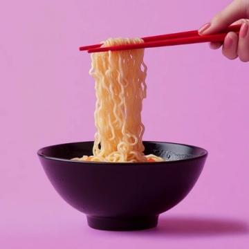 細(xì)而筋道的面條，酸辣甜味獨(dú)特，越吃越上癮