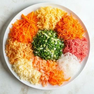魚生是廣東地區(qū)（尤其是順德、潮汕等地）的一道傳統(tǒng)美食，以新鮮生魚片為主料