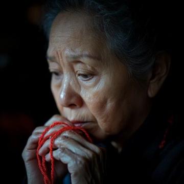 再婚晚年婦女含淚告別第二春:無(wú)償保姆生涯持續(xù)多年