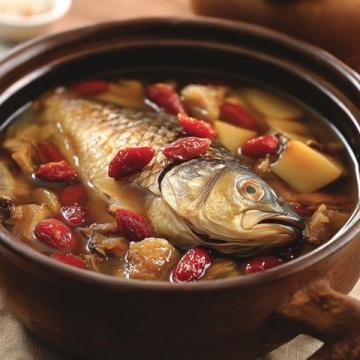 新鮮大魚(yú)煮成紅燒魚(yú)，尤其亮眼的眼睛證明了魚(yú)的新鮮度