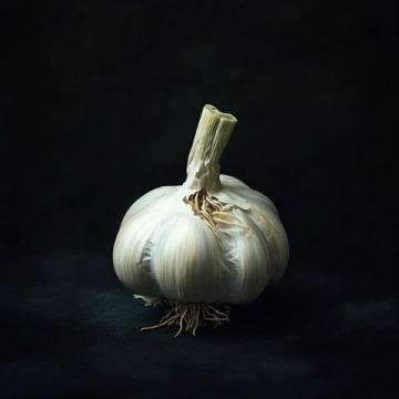 輕松掌握大蒜保存秘籍，兩大妙招防干癟發(fā)芽！