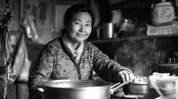 老撾鄉(xiāng)村端午節(jié):中國(guó)女婿帶媳婦與丈母娘共慶傳統(tǒng)美食盛宴