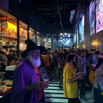 格林威治城旁小山羊拌面館人氣爆棚，門外車流不絕人流如織