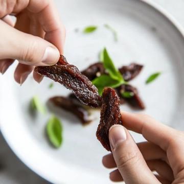 德宏特色炭烤黃牛干巴，新鮮美味不容錯(cuò)過(guò)