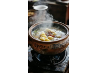 羊肉泡饃，作為陜西極具代表性的傳統(tǒng)美食，蘊(yùn)含著深厚的歷史文化內(nèi)涵