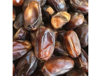 大家注意看，把紅棗倒進滾燙的開水中，出鍋就是一道特色美食，很多人都沒有吃過