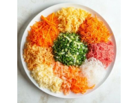 魚生是廣東地區(qū)（尤其是順德、潮汕等地）的一道傳統(tǒng)美食，以新鮮生魚片為主料
