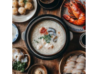 潮汕砂鍋粥是廣東潮汕地區(qū)的傳統(tǒng)美食，以鮮香濃郁、米粒分明、配料豐富而聞名