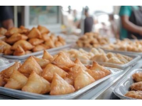 年輕人的地?cái)傂〕院眠€是老一輩更鮮味？