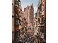去澳門旅游時(shí)，有一些特產(chǎn)和商品是非常值得購(gòu)買的，以下是一些必買的推薦